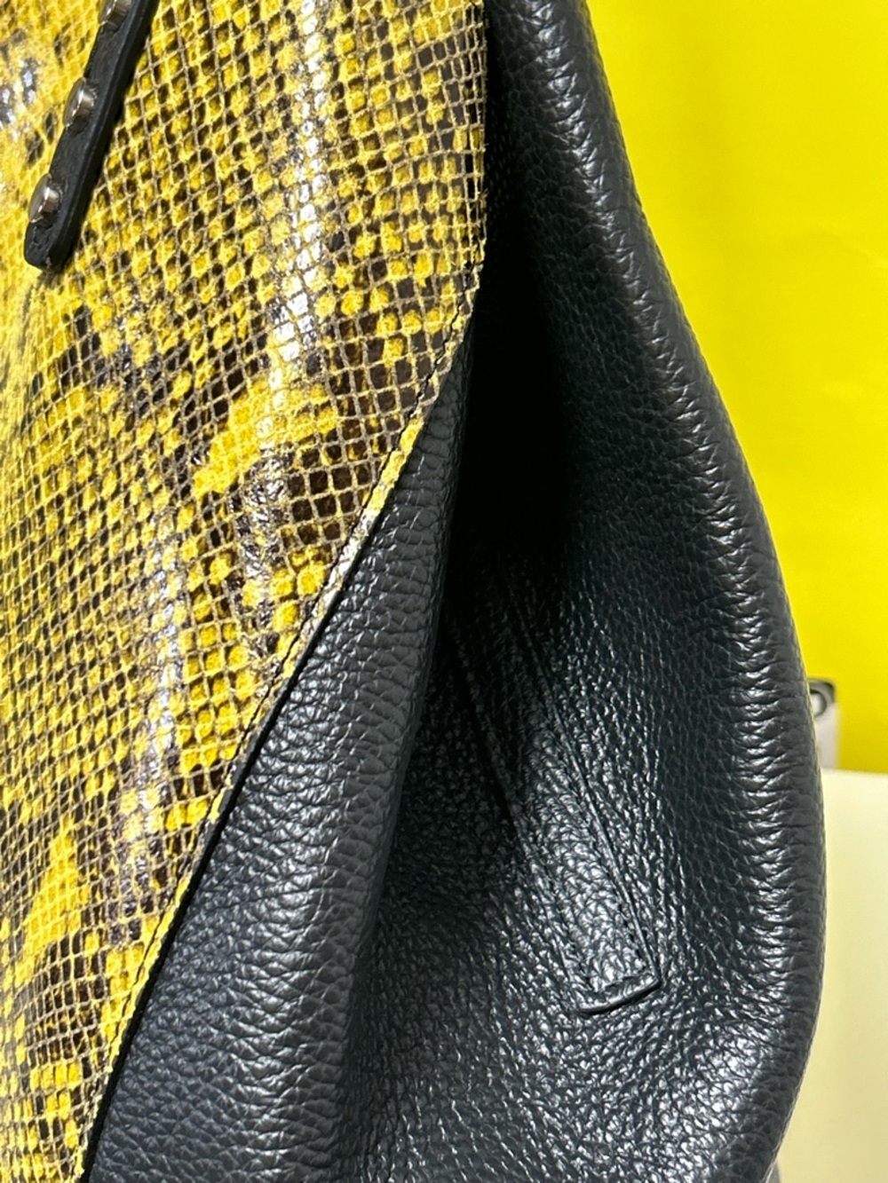 Borse in Pelle 2fer Yellow Snake-Print Tote Bag w/Travel Pouch Approx. 20x11 x 7 - Picture 7 of 17